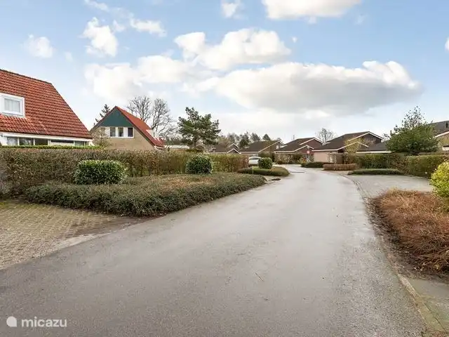Location de Vacances Pays-Bas, Groningue, Vlagtwedde, maison de vacances - Belle maison deux sous un toit C'est la rue que borde la maison. Il y a un terrain de football à quelques maisons.