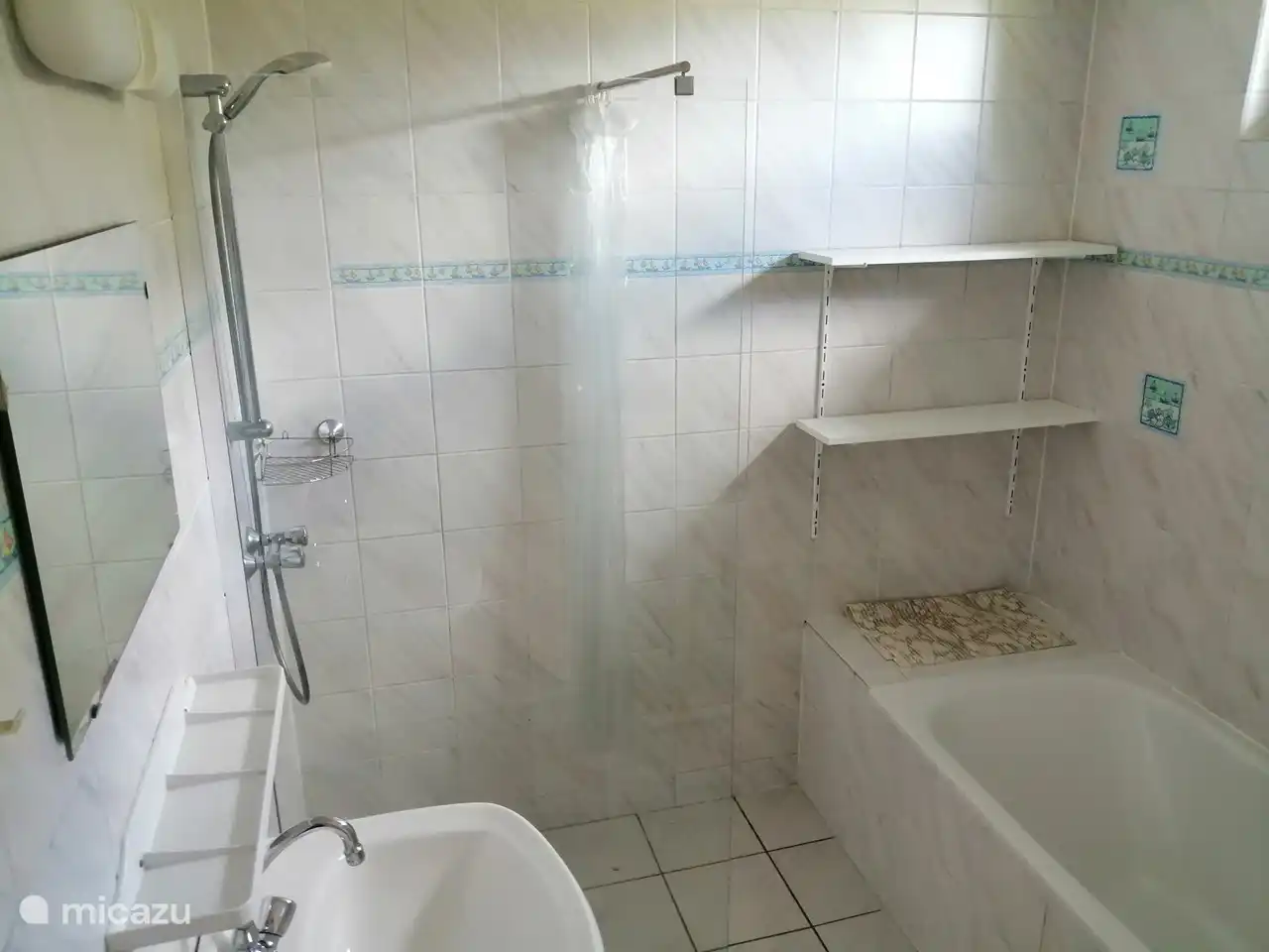 Das Badezimmer mit einer schönen Badewanne. Ideal für Urlaubsfeeling.