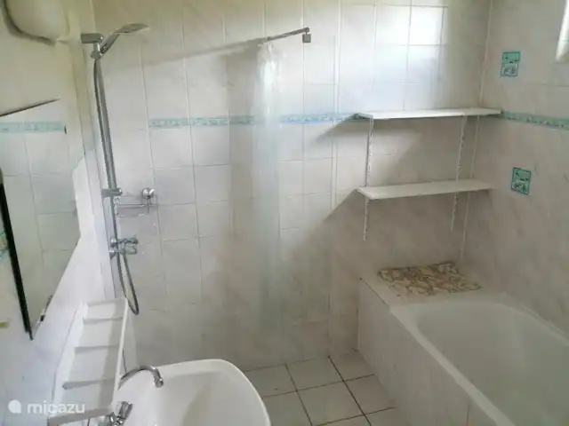Location de Vacances Pays-Bas, Groningue, Vlagtwedde, maison de vacances - Belle maison deux sous un toit La salle de bain, avec une belle baignoire. Idéal pour un sentiment de vacances.