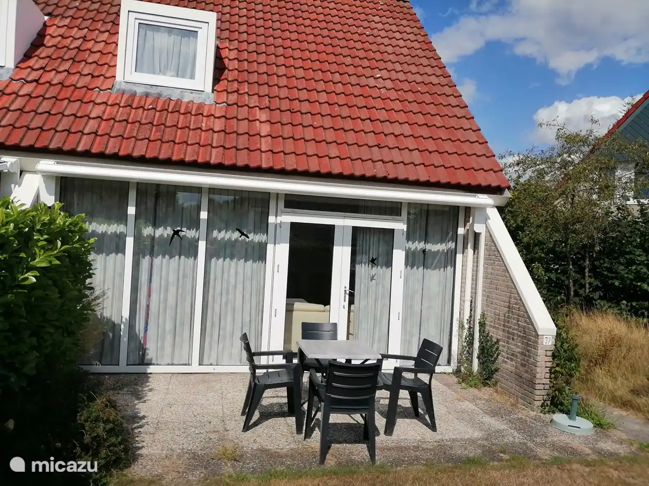 Ein weiteres Foto von der Vorderseite des Hauses.