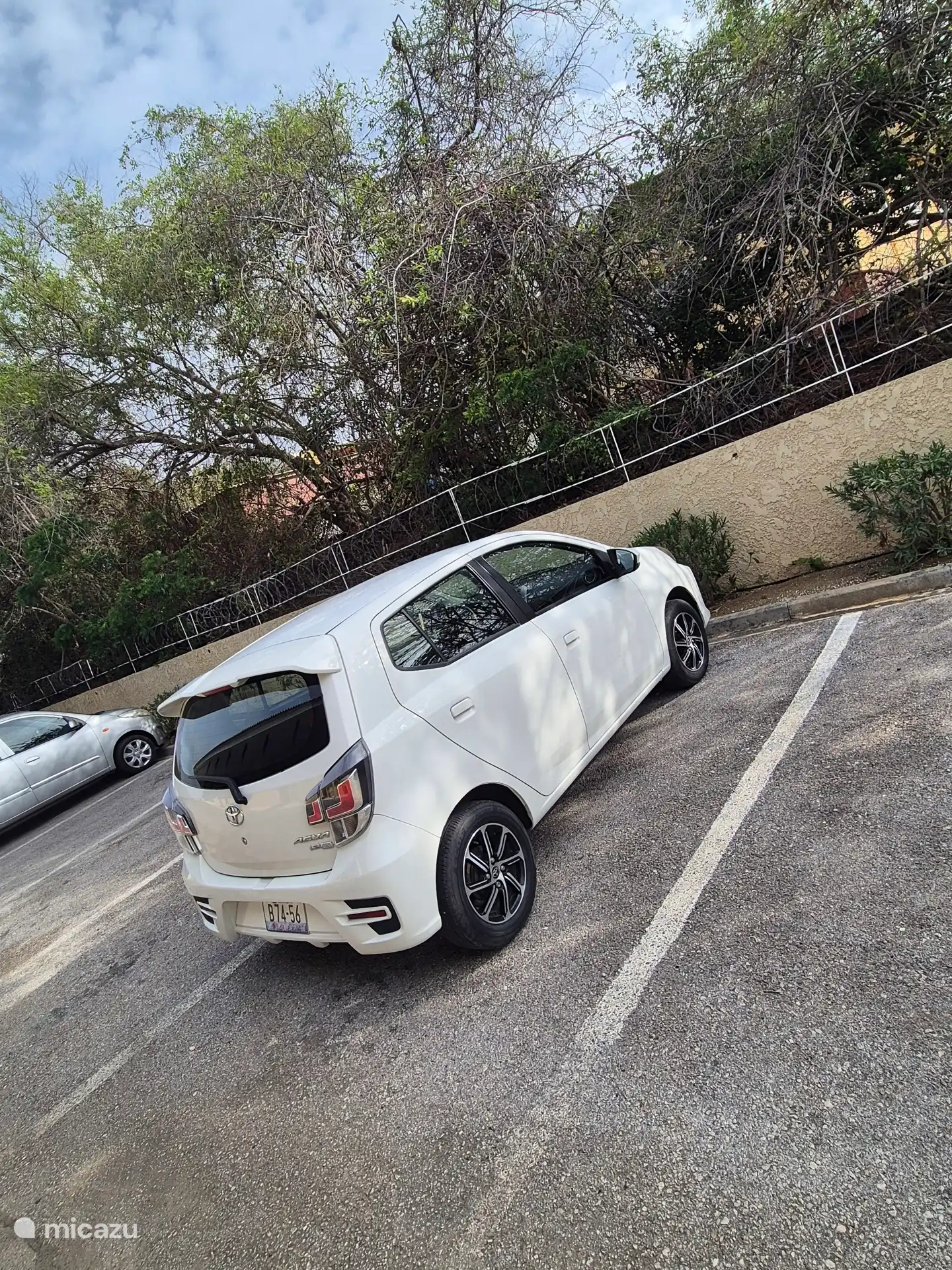 Plaza de aparcamiento privado y podemos ponerle en contacto con el alquiler de coches. 