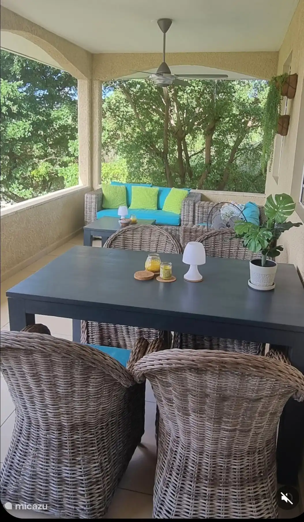 Relájese en el amplio porche