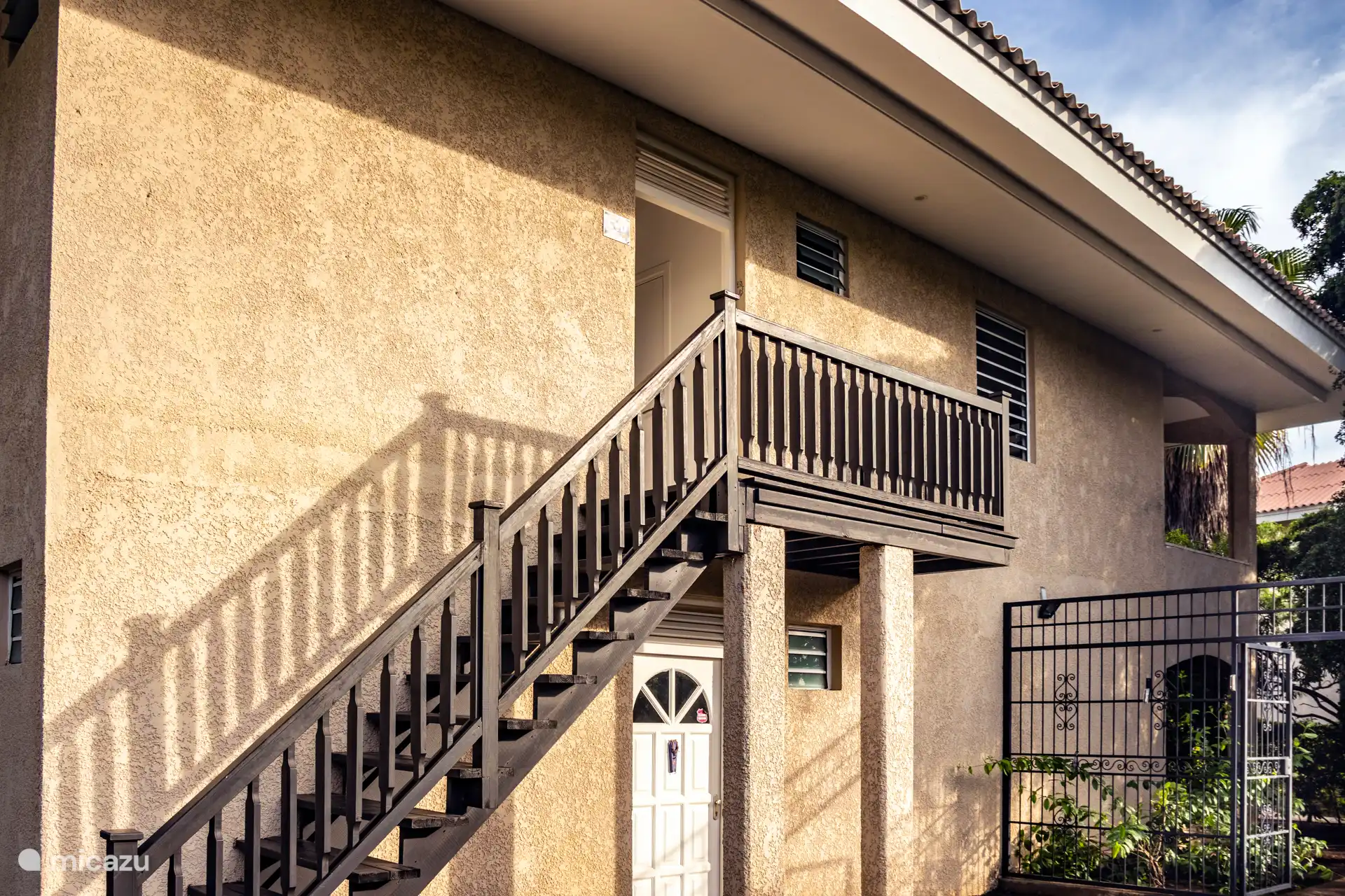 El apartamento está en la 1ª planta y se puede acceder a él a través de esta escalera. 