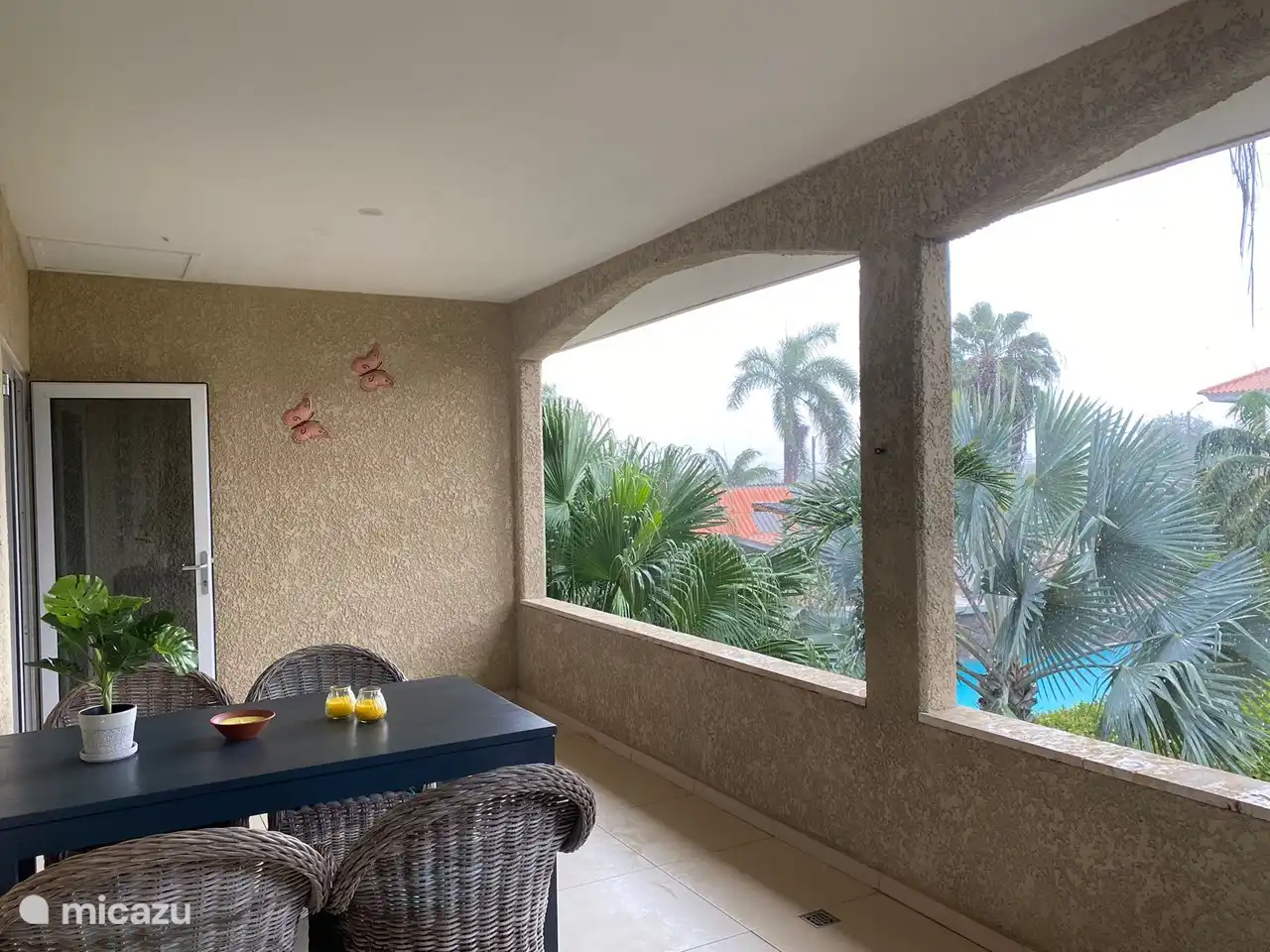 en el porche con una hermosa vista.