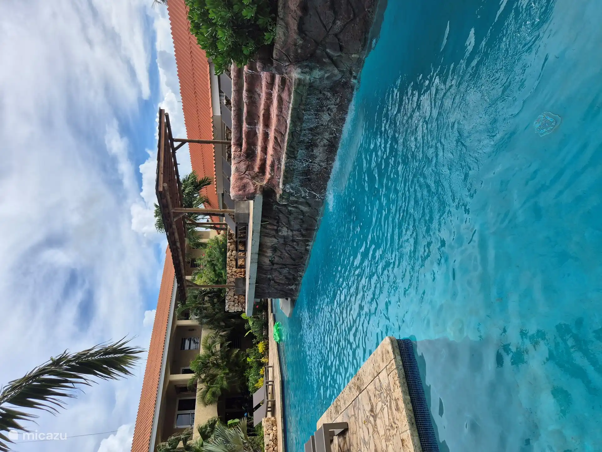 La cascada también se enciende durante ciertas horas para crear un ambiente agradable. 