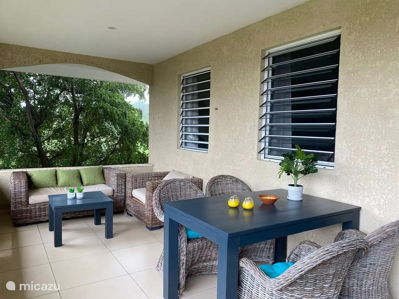 el porche con comedor y sala de estar