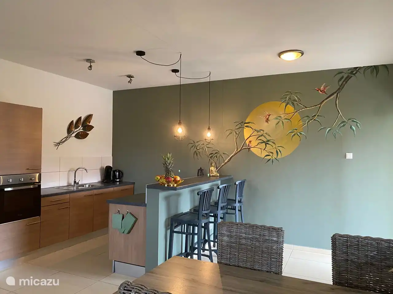 la cocina abierta con todas las instalaciones