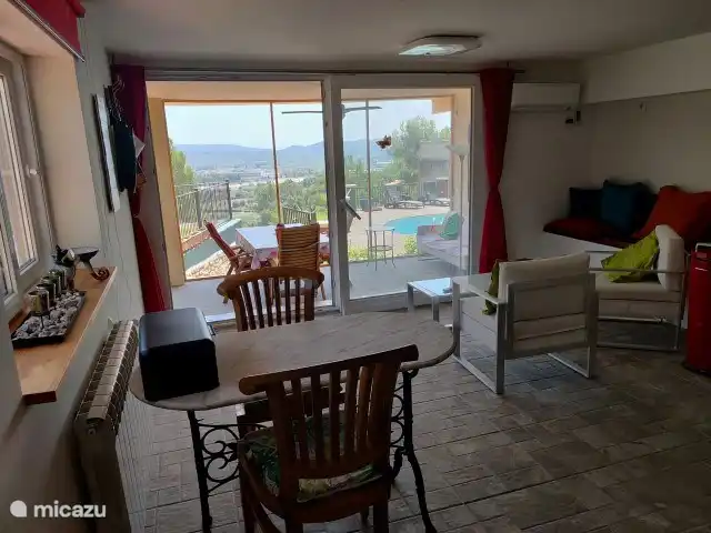 Vue du studio sur la véranda et au-delà sur la piscine et Montserrat.