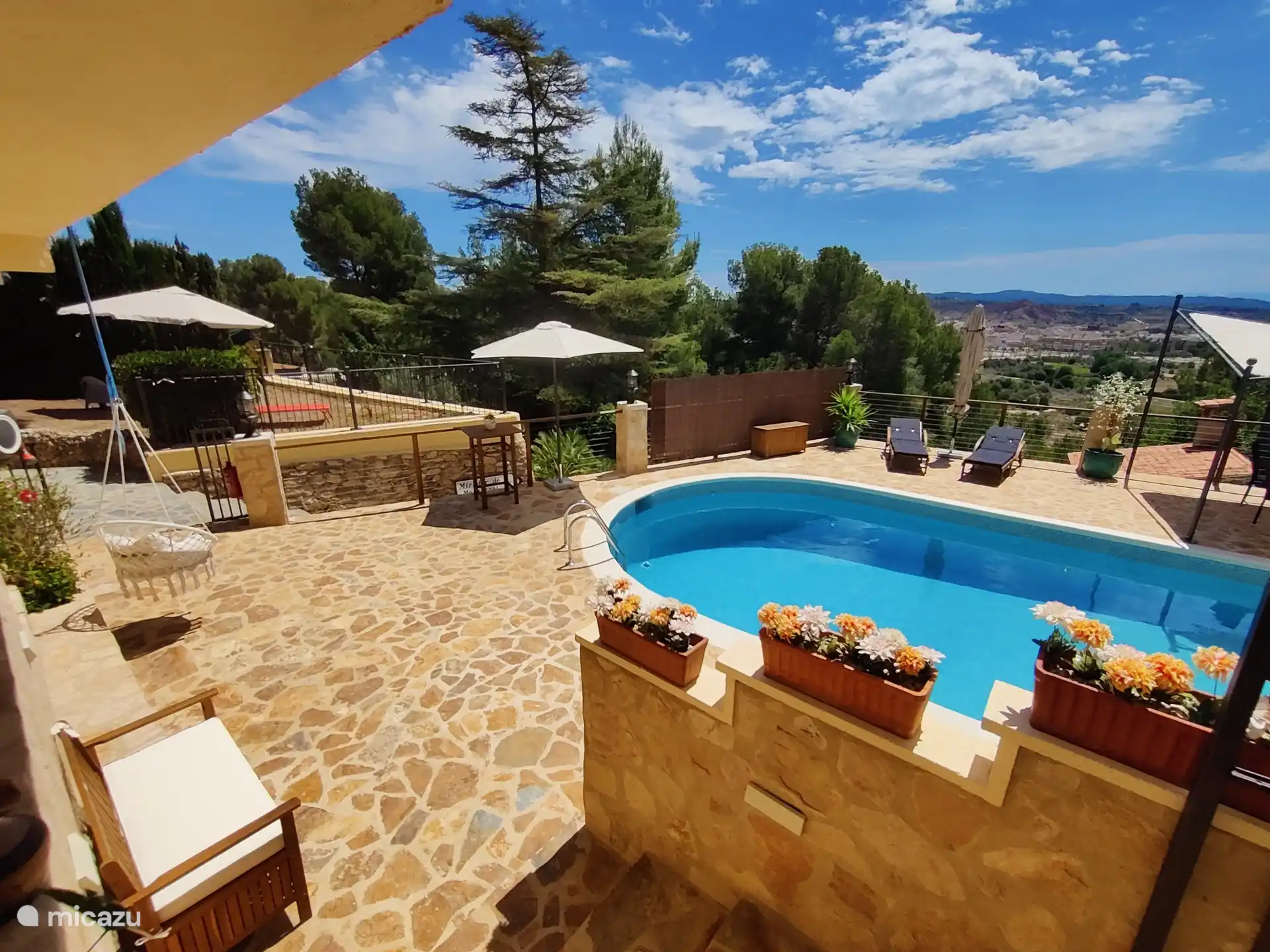 Piscine avec lits et sièges.