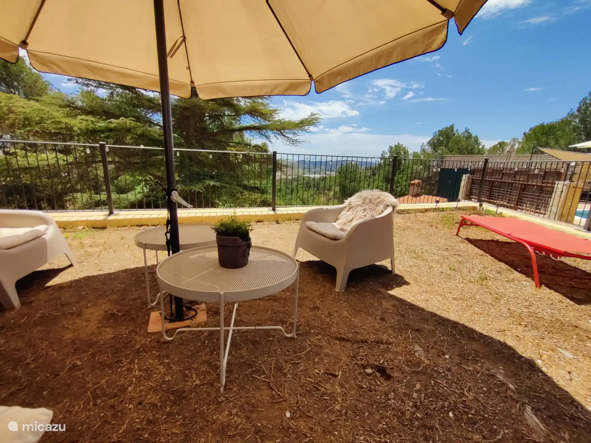 Asseyez-vous dans le jardin.