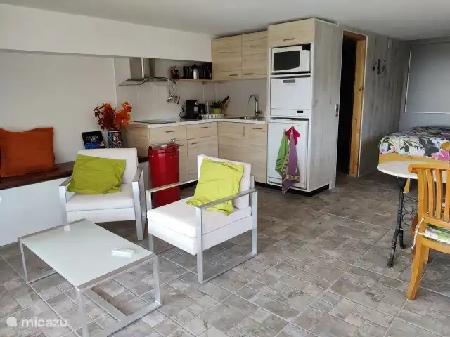 Location de Vacances Espagne, Valence, Monserrat, studio - Casa MuchoMas-Studio, Valence 25min La vaste cuisine avec lave-vaisselle, four/micro-ondes, réfrigérateur, Nespresso, plaque de cuisson, bouilloire et vaisselle complète et verres.