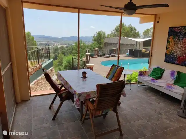 Bel endroit avec une belle vue sur Montserrat.