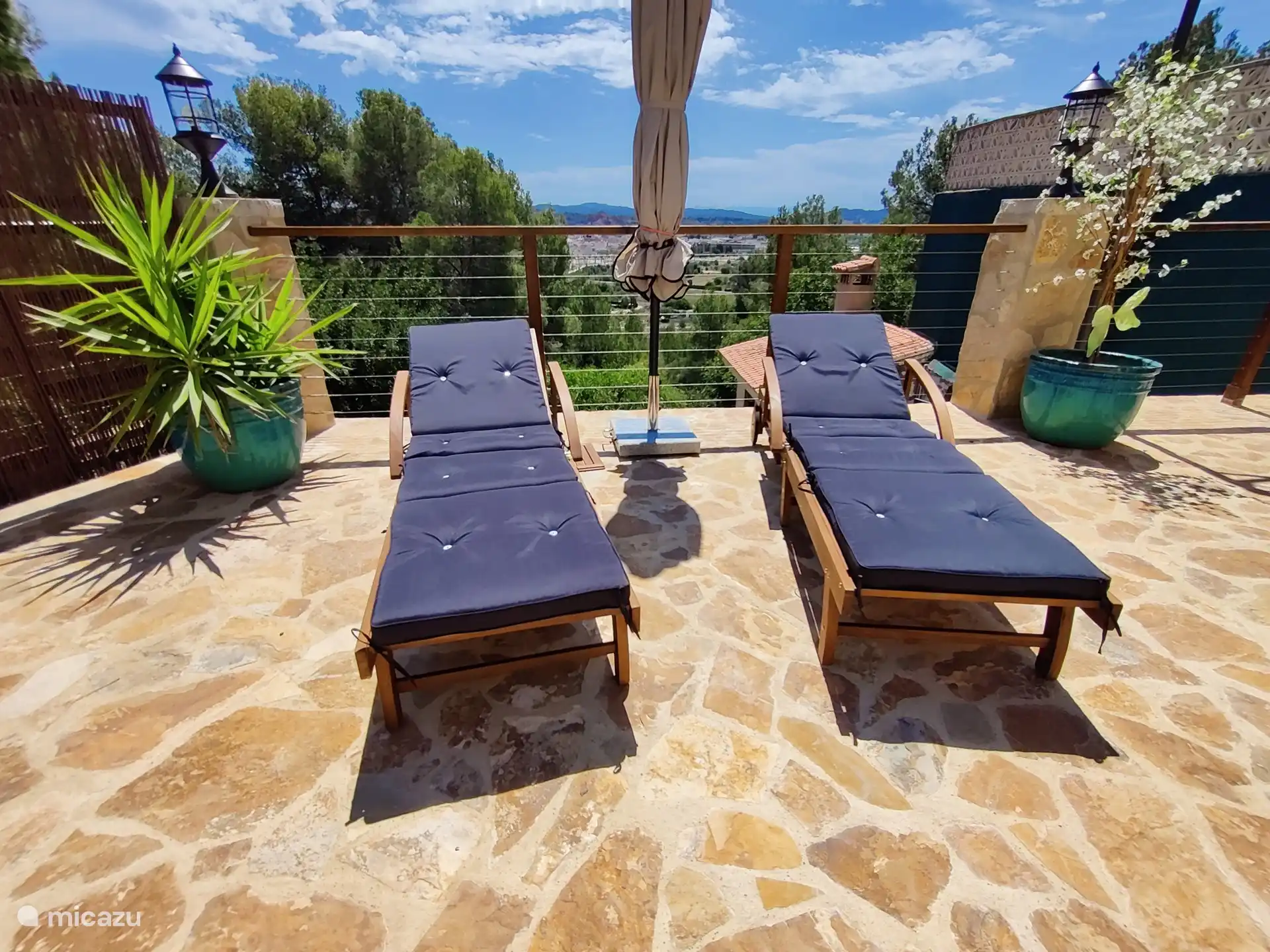 Lits confortables au bord de la piscine