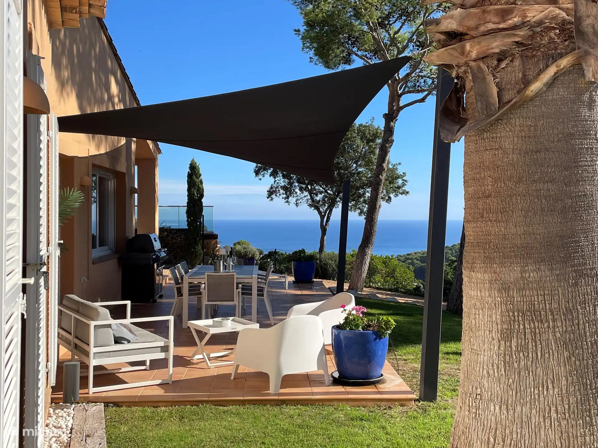 Terrasse mit Meerblick und Grill.