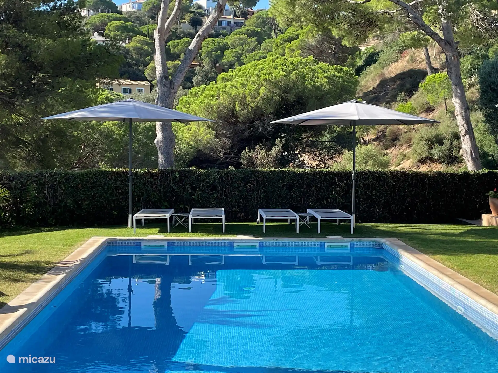 Ein schöner, gepflegter privater Pool.