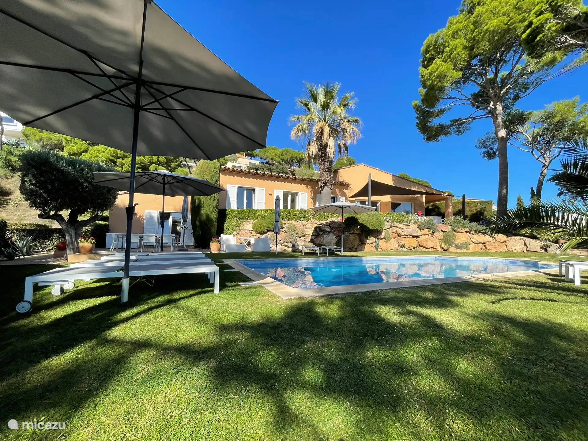 Garten und Pool Villa Alegria