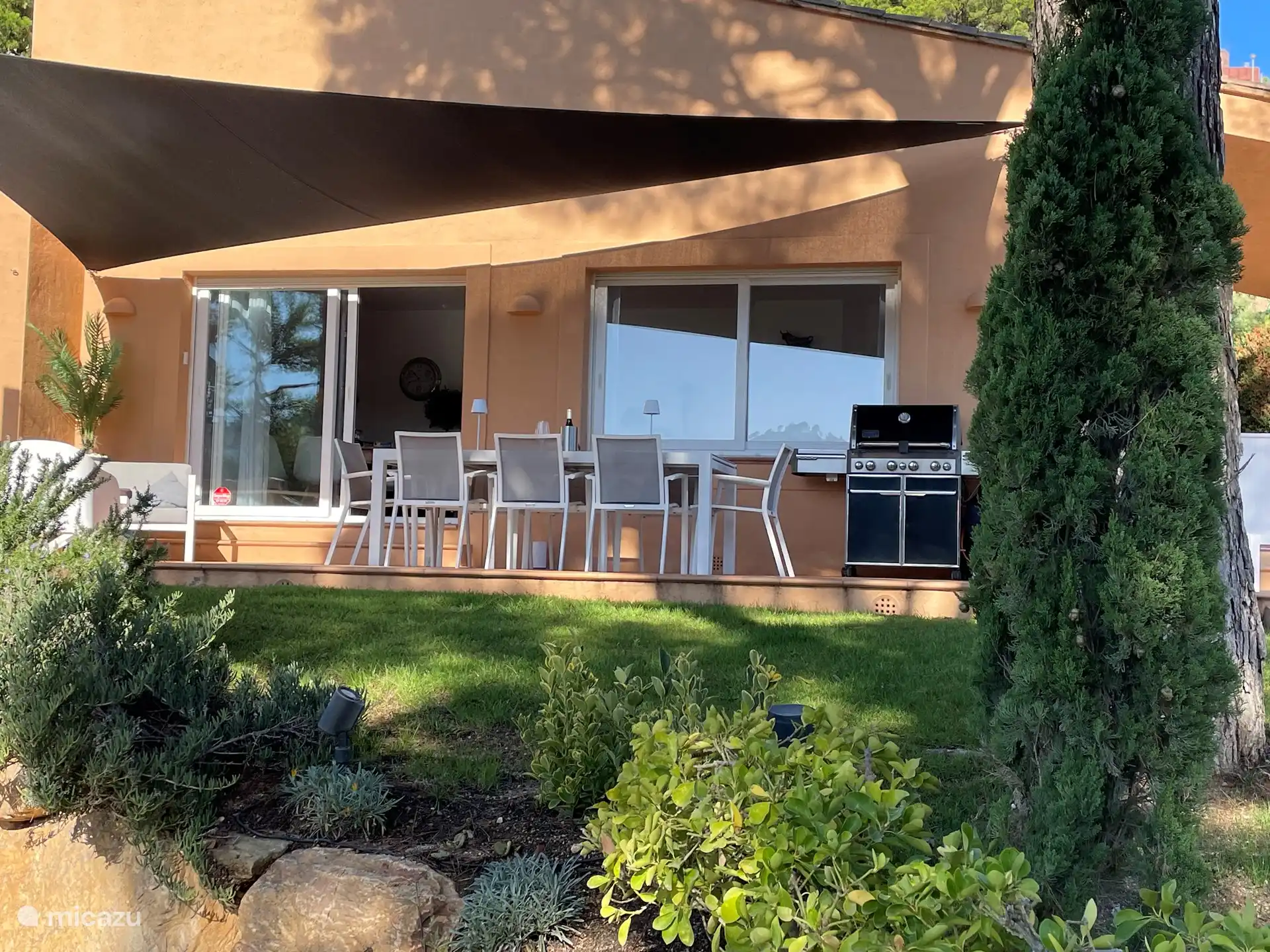 Terrasse mit luxuriösem Gasgrill.