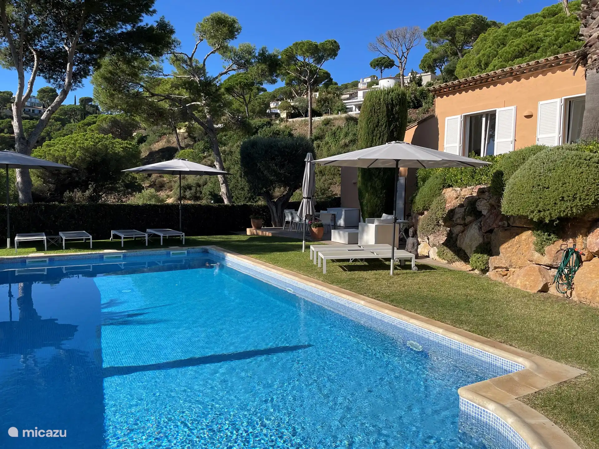 Der schöne Garten der Villa Alegria in Begur.