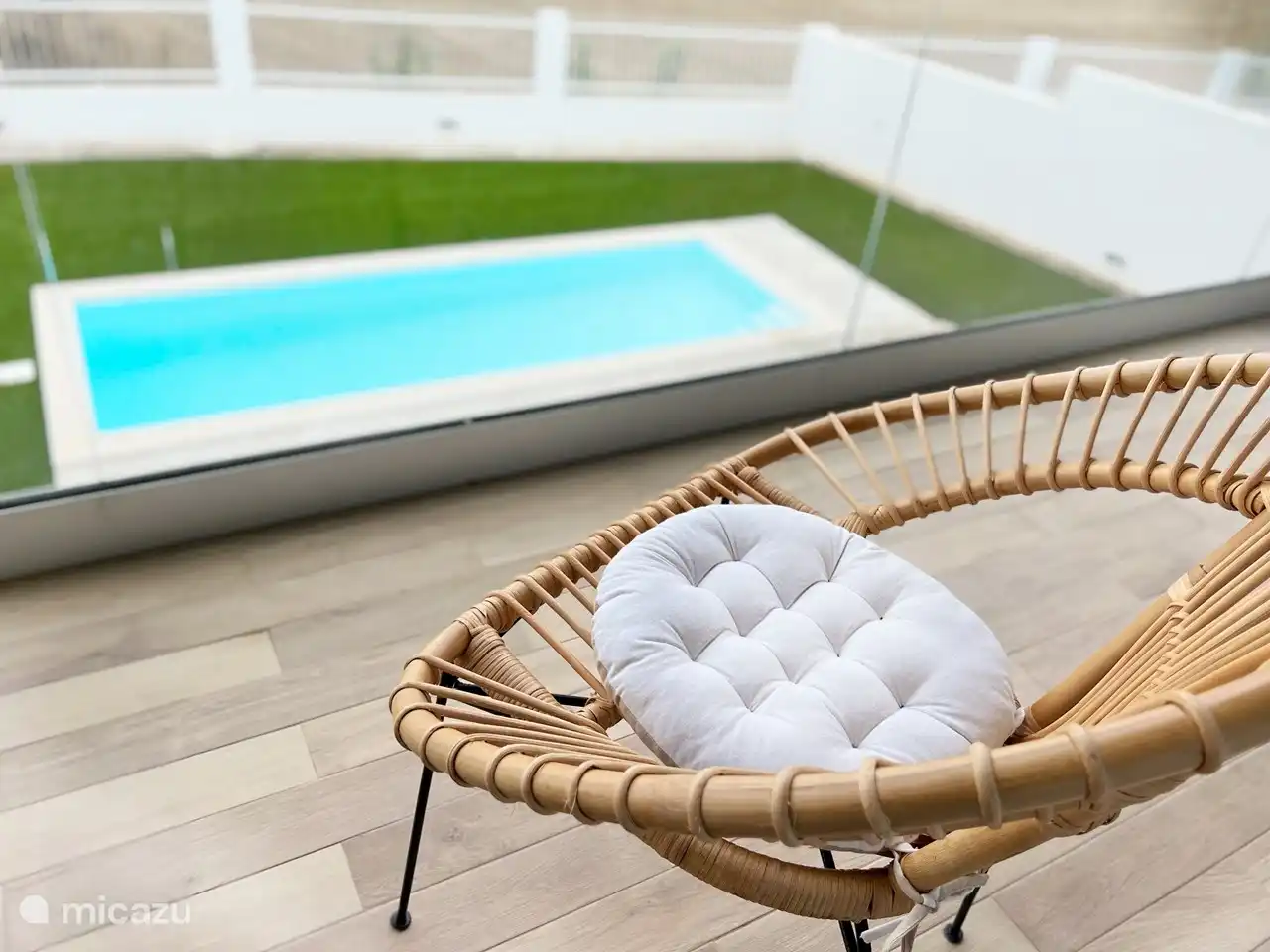 Balkon mit Blick auf den Garten