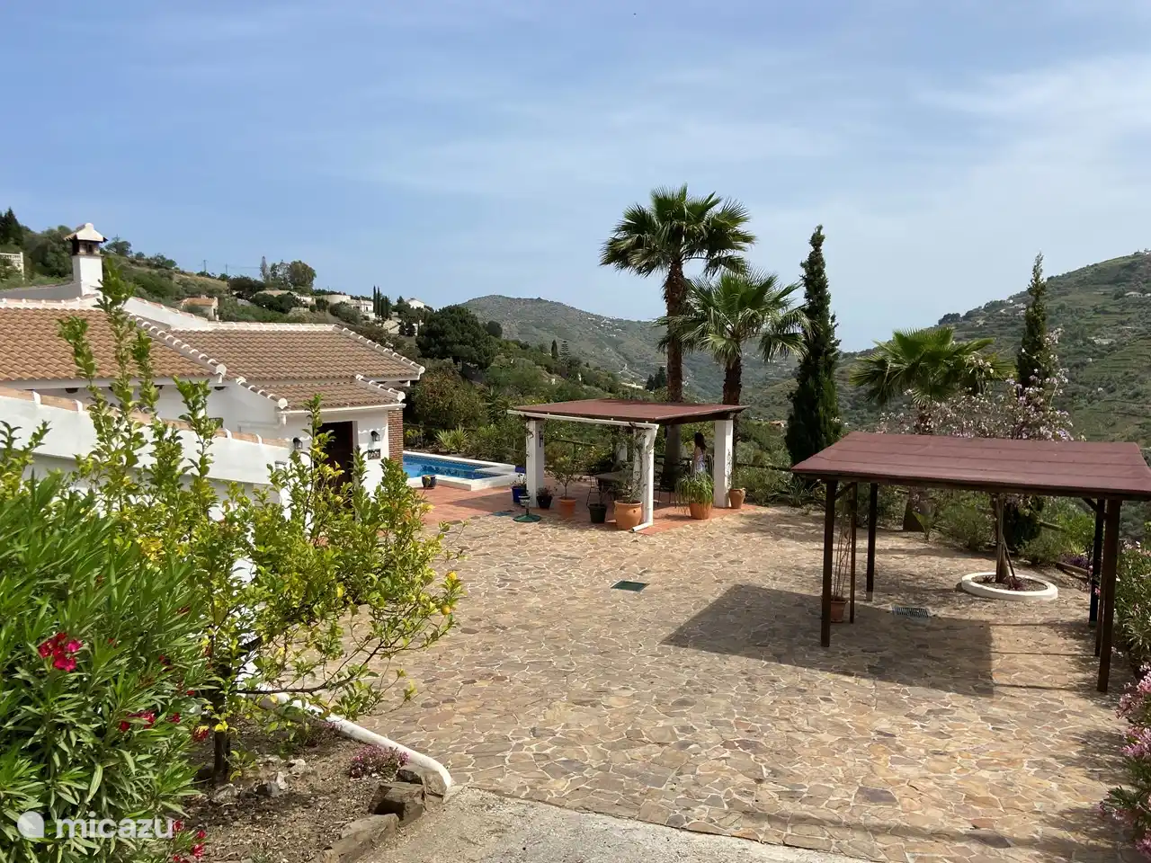 La maison avec porche et suffisamment de places de parking.
