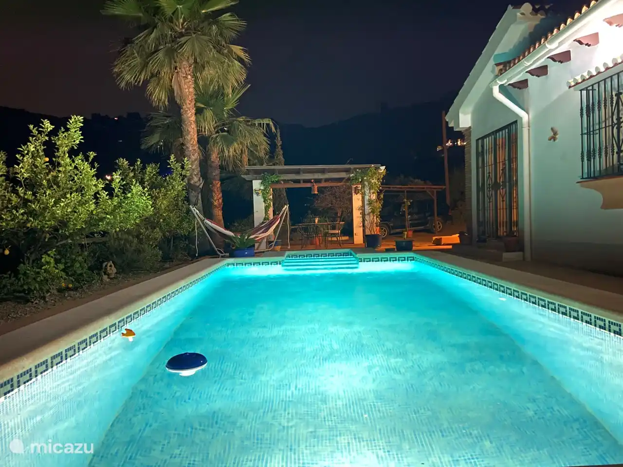 Piquez une tête dans la piscine lors des chaudes soirées d'été.