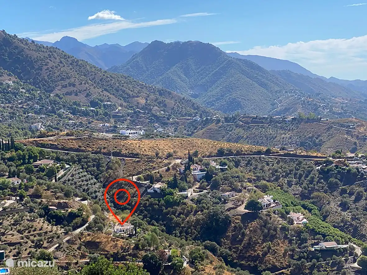 Emplacement Casa Citron avec les montagnes du parc naturel voisin en arrière-plan.