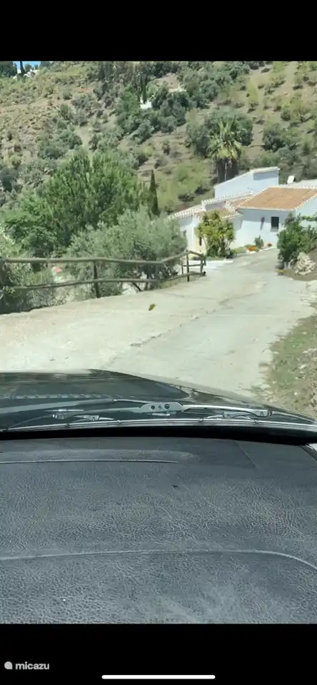 Beaucoup de gens demandent comment est la route qui mène à la maison. C'est pourquoi voici 3 photos de la route goudronnée qui y mène. Certes un peu raide, mais bien pavé et ne devrait pas poser de problème.