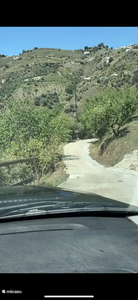 Après le deuxième et dernier virage, la maison se trouve à gauche à environ 50 mètres.