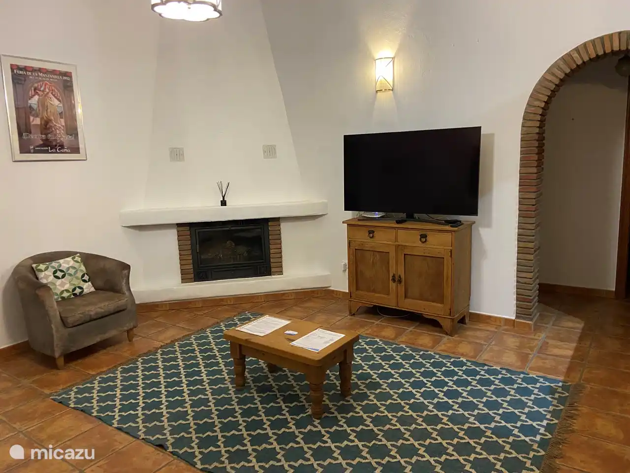 Salon avec grande TV.