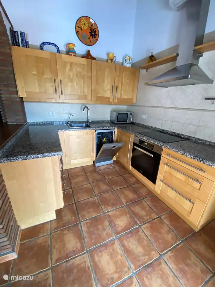 Cuisine entièrement équipée. Pas sur la photo, y compris la machine Nespresso et le grille-pain.