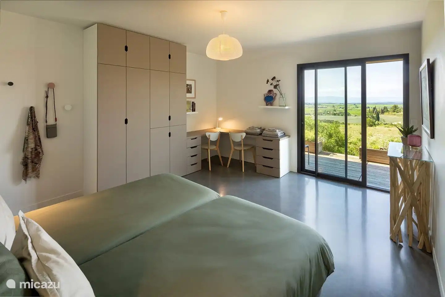 Chambre #2 avec 2 lits simples.