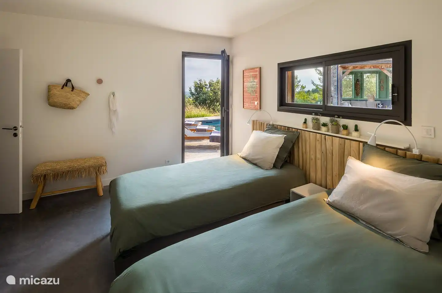 Chambre #3 avec 2 lits simples et accès à la piscine.