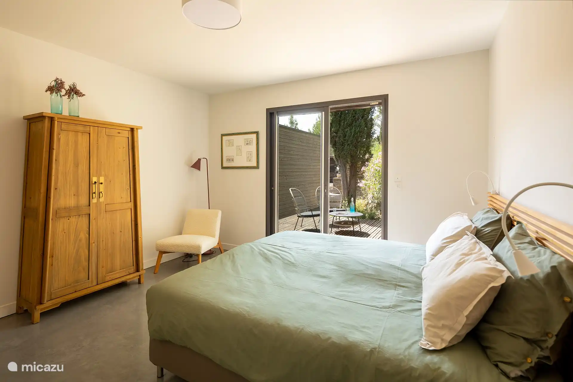 Chambre # 4 avec lit à sommier tapissier 1,80 x 2,00 m et terrasse privée. Passage à la piscine.
