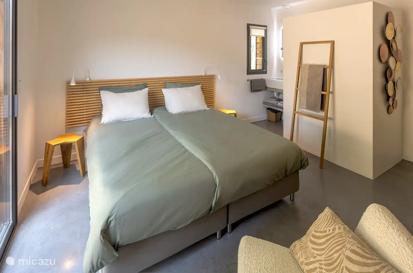 Chambre #4 avec douche attenante et terrasse privée.