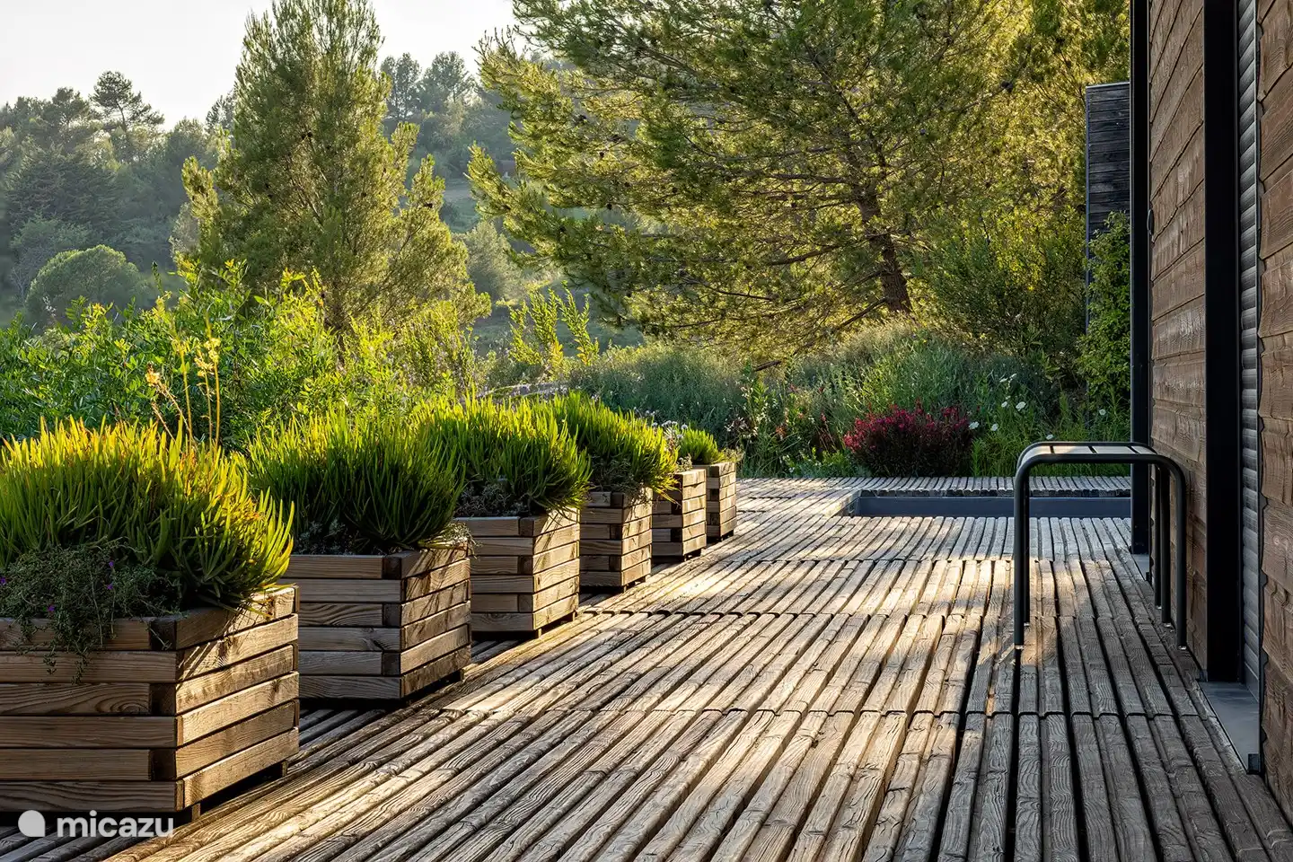 Passage devant la maison vers la piscine.