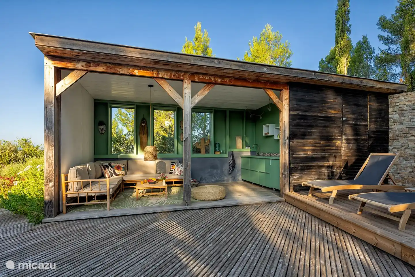 Pool house pour plus d'ombre en été.