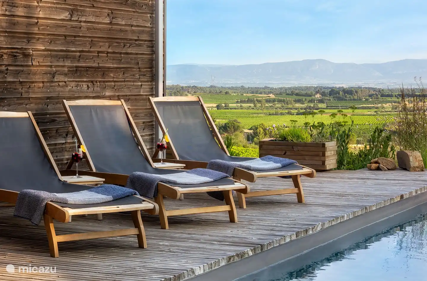 Détendez-vous au bord de la piscine.