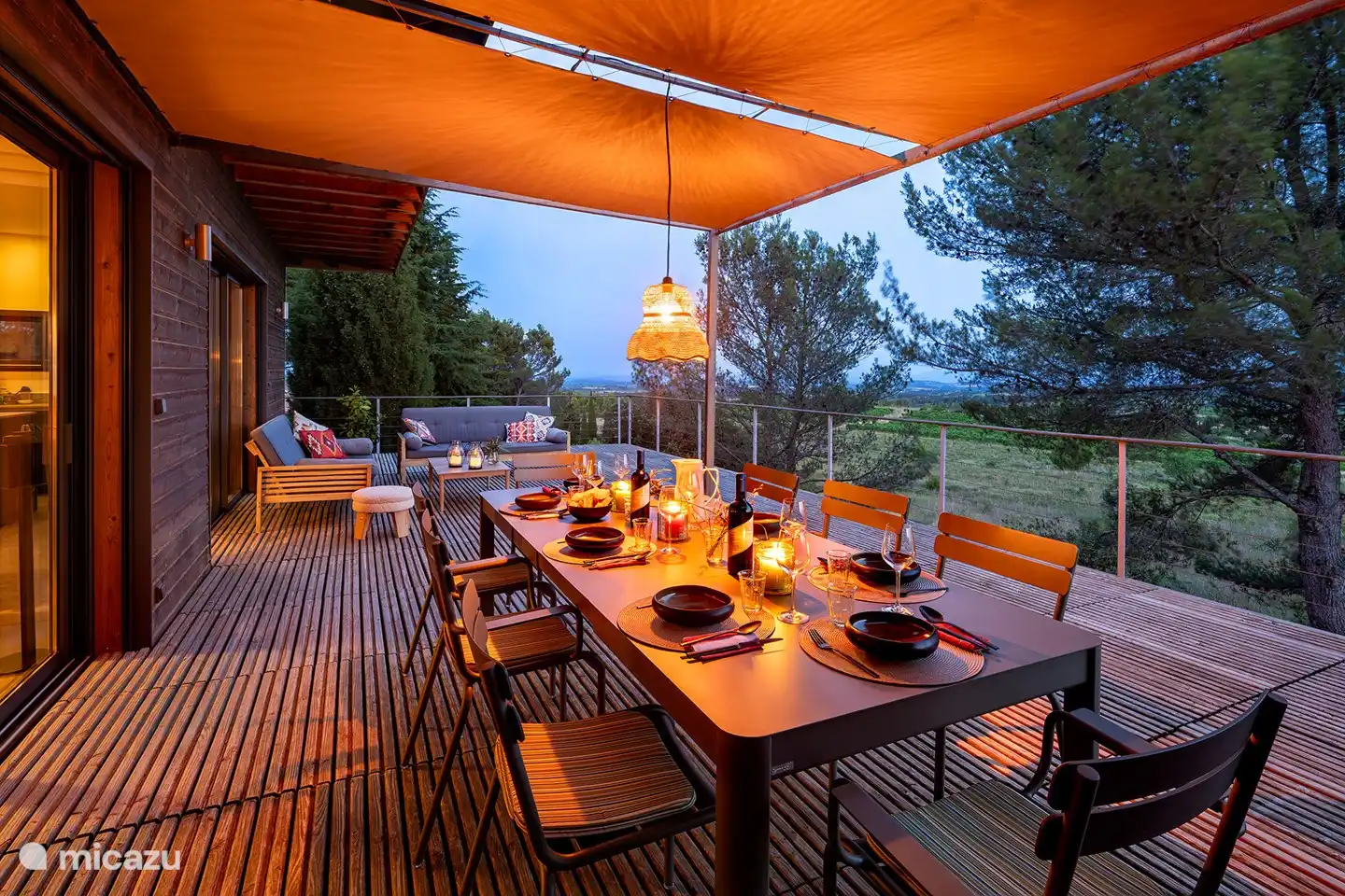 Dîner atmosphérique avec le soleil du soir.