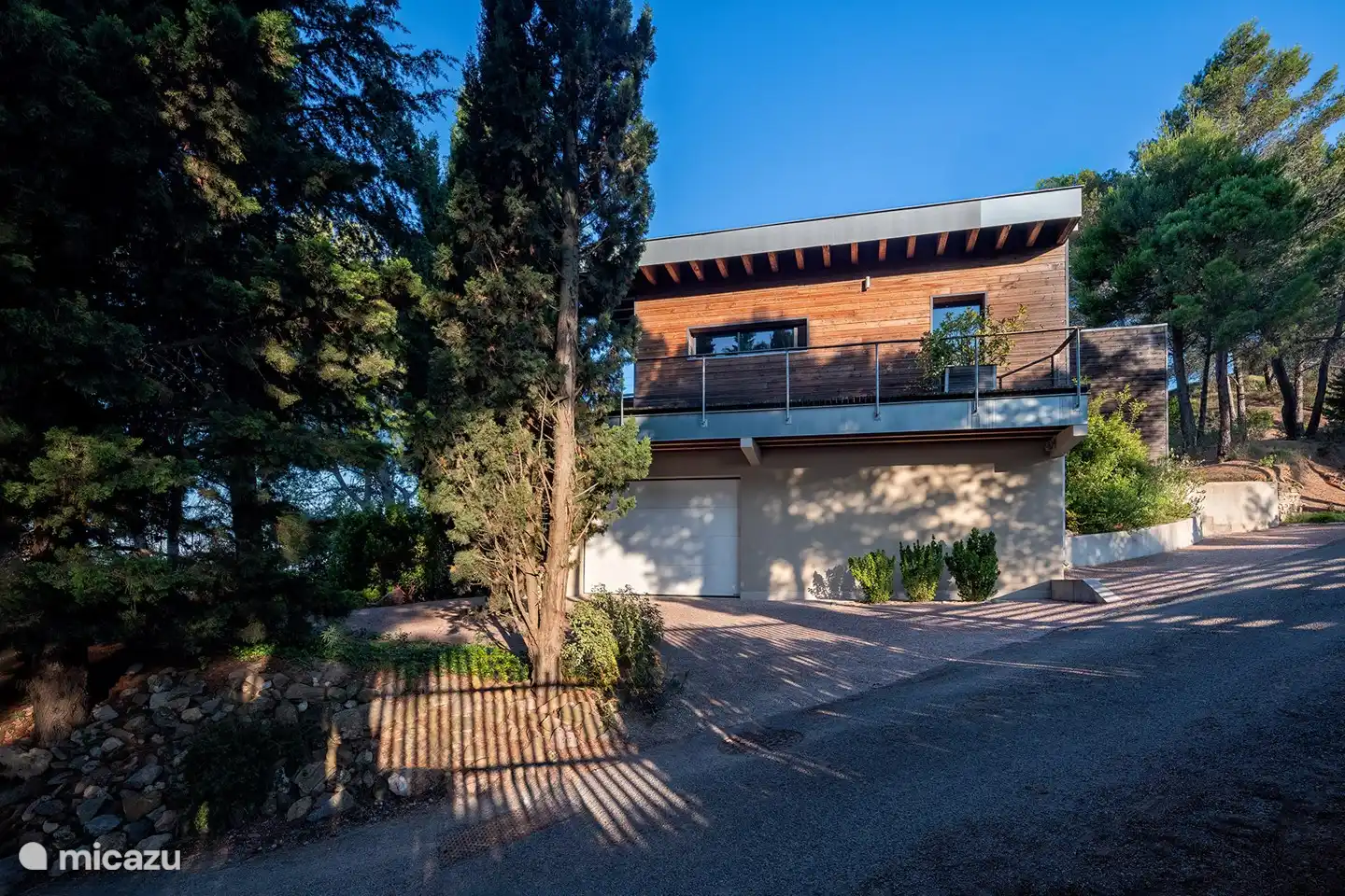 Façade de maison avec parking.