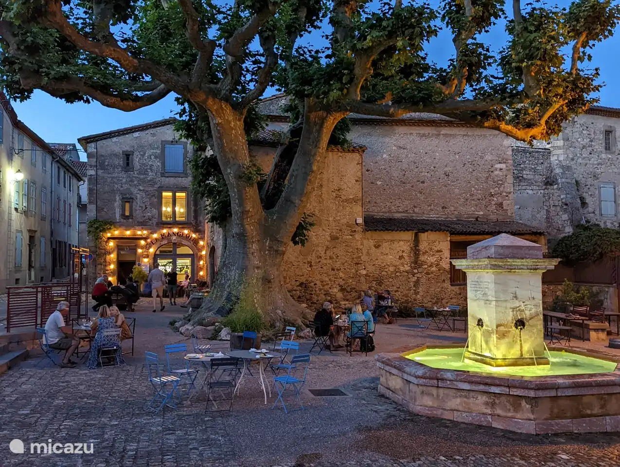 Belle place de notre village de Caunes Minervois.