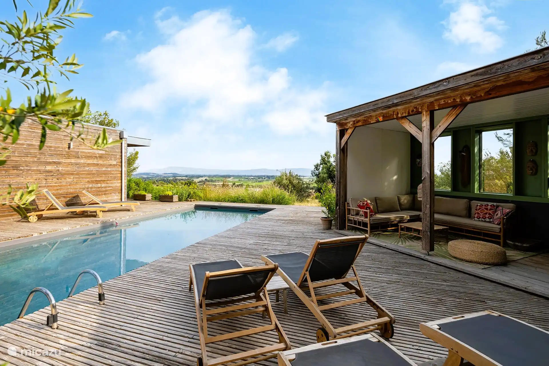 Piscine avec vue sur les vignes et les Pyrénées.