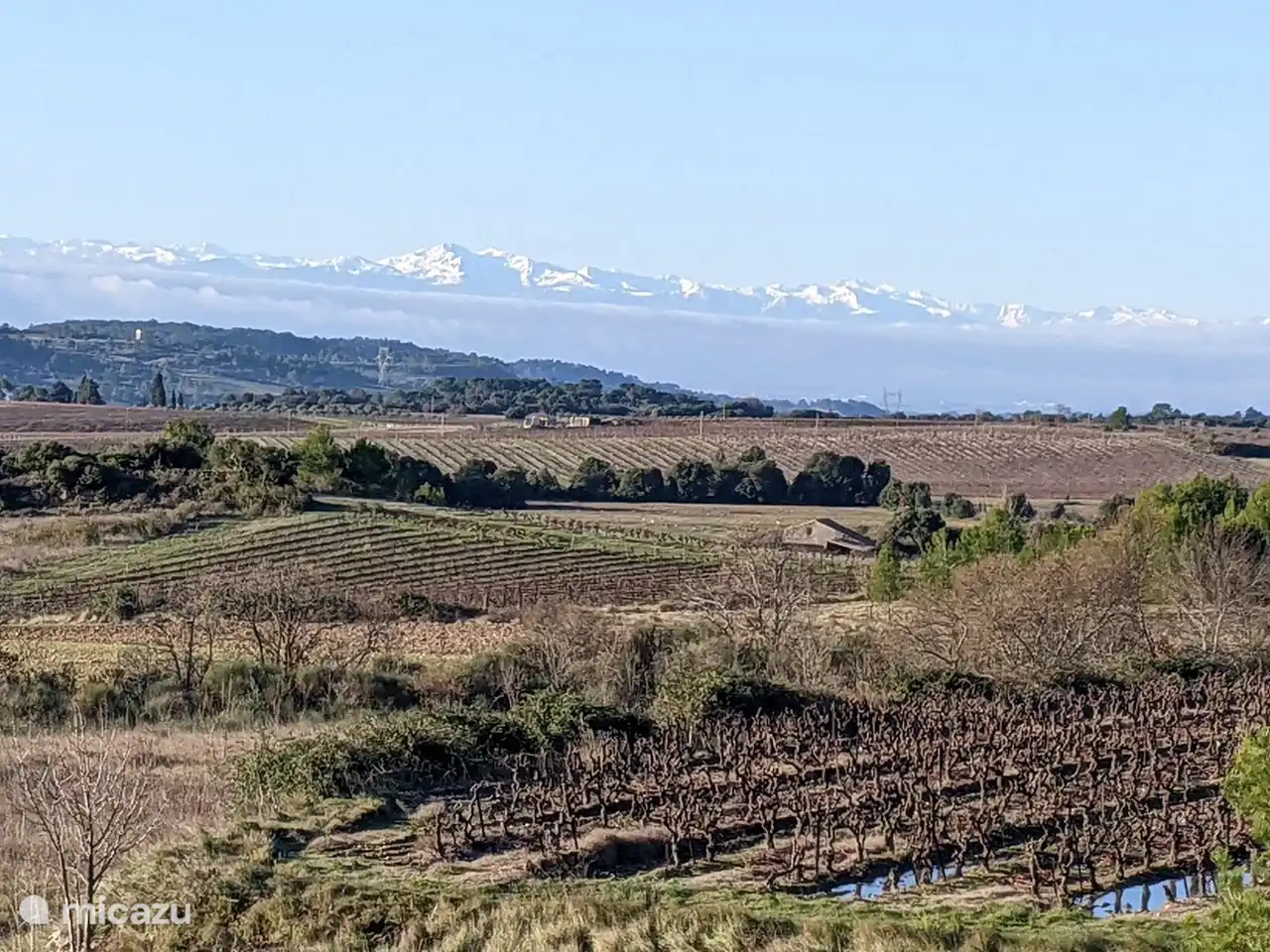 Vues hivernales sur les sommets enneigés des Pyrénées.