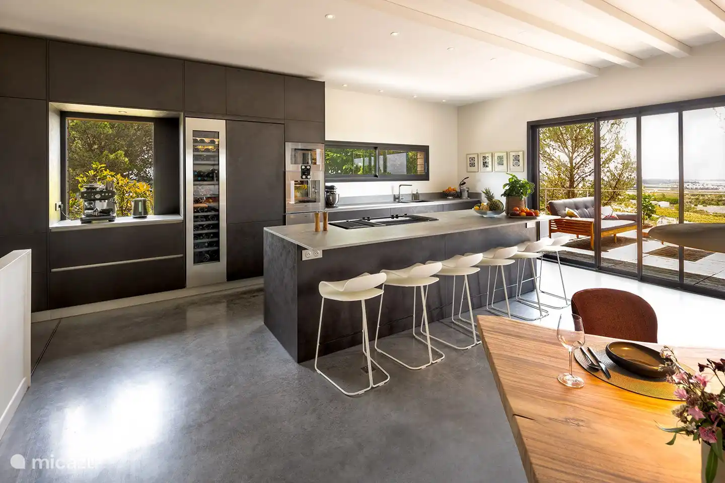 Cuisine Gaggenau de luxe avec îlot de cuisson.