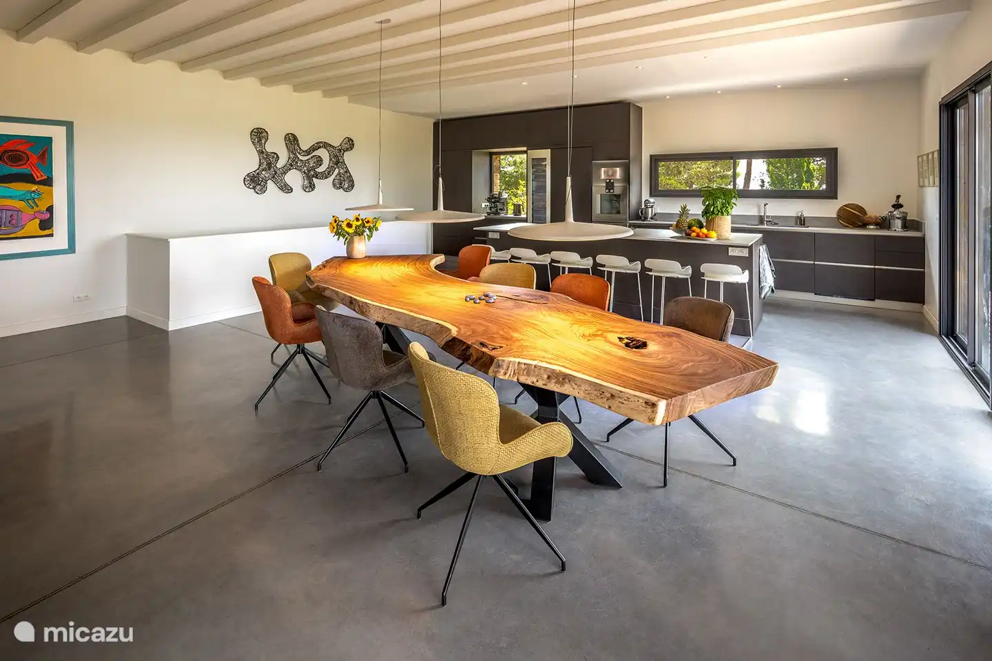 Table en tronc d'arbre pouvant accueillir 10 personnes