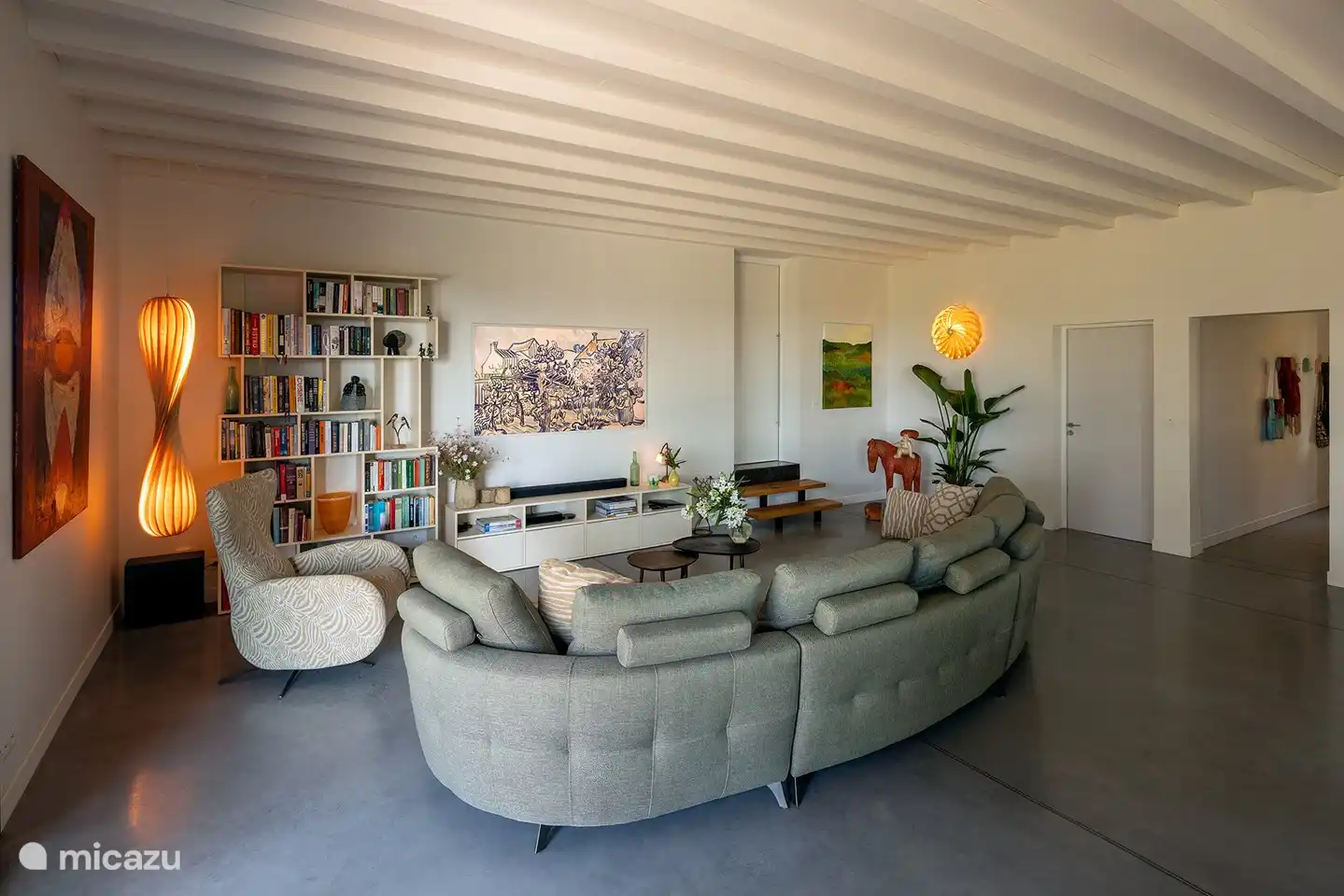 Séjour avec TV écran plat 75 pouces.