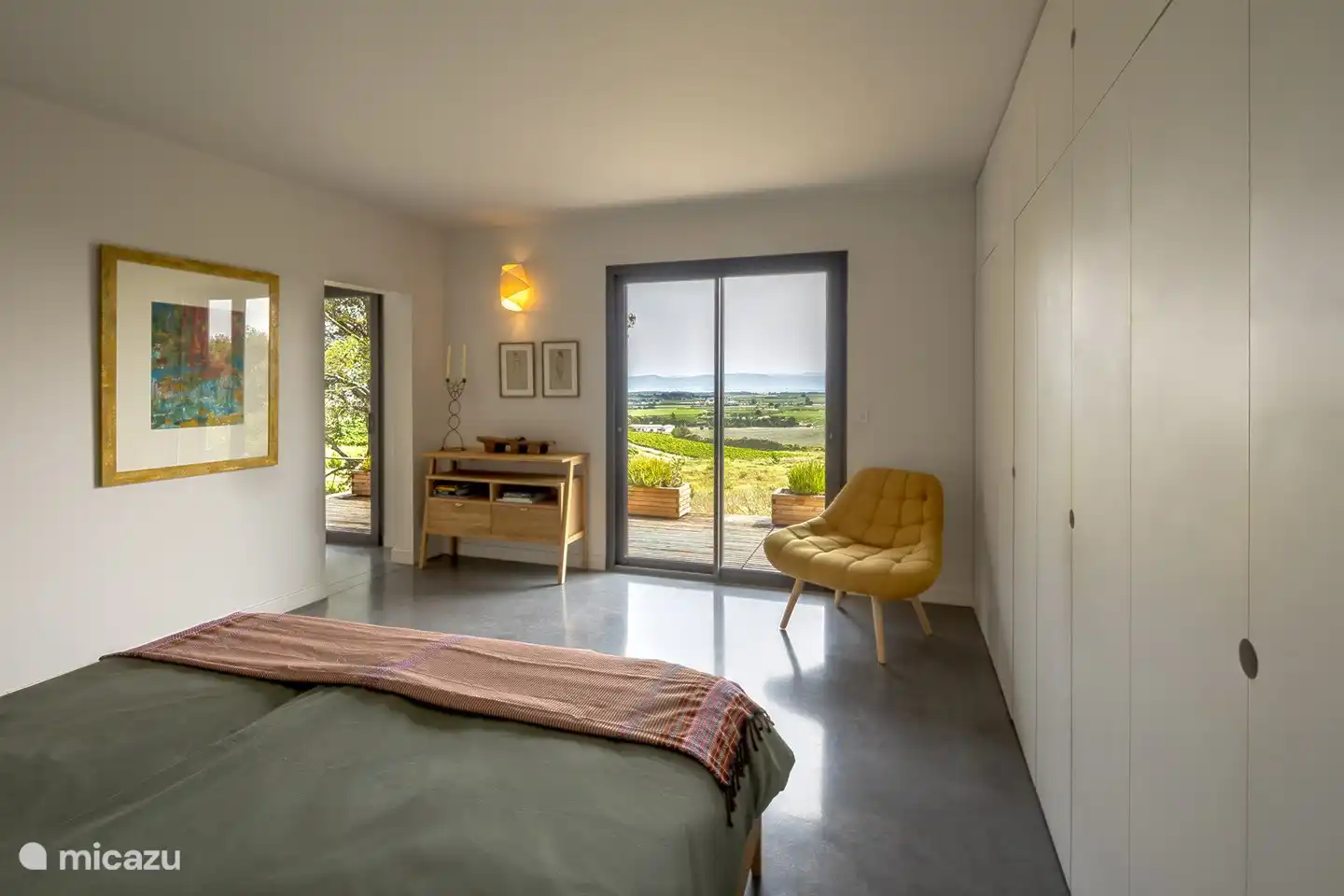 Chambre #1 avec salle de bain attenante.