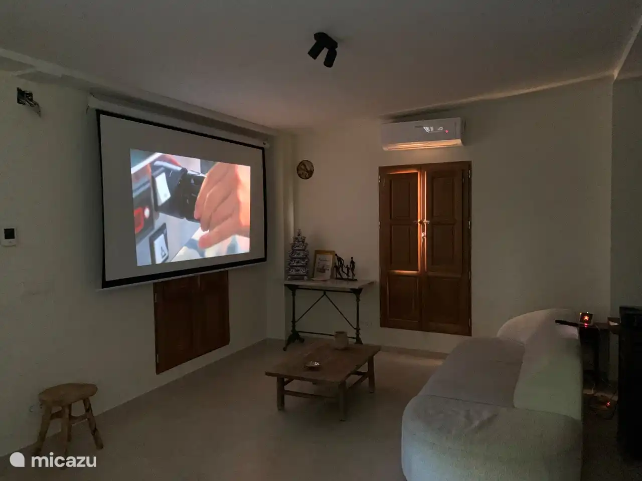 Sala de estar con proyector