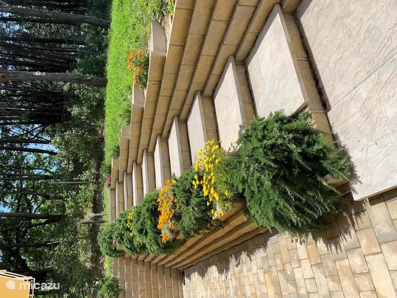 Die Treppe zur Wohnung, aber es ist auch möglich, darunter zu gehen.