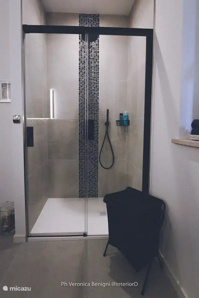 Schöne Dusche mit Duschzubehör für die ersten Tage.