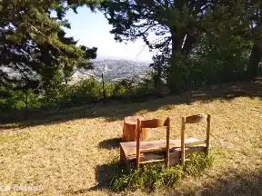 Auf dem Gelände gibt es mehrere Sitzgelegenheiten. Hier befindet sich ein Platz mit Blick auf das Dorf Staffolo.